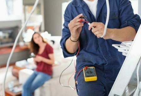 Профессиональный электрик в Могилеве - ProfMs.by Электромонтажные работы в Могилеве - электрик ProfMs.by за работой